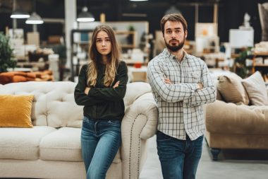 Cât de mari sunt reducerile în outlet-urile de mobilă?