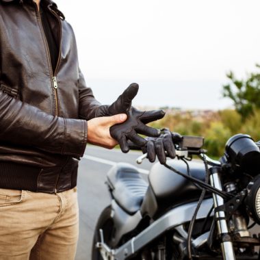De ce schimbă unele motociclete treptele greu și ce rol joacă pedala