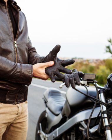 De ce schimbă unele motociclete treptele greu și ce rol joacă pedala