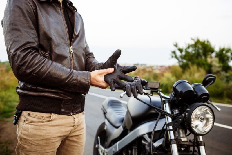 De ce schimbă unele motociclete treptele greu și ce rol joacă pedala