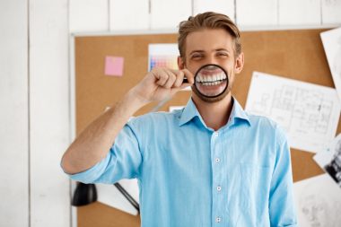 Ce trebuie luat în calcul când alegi materialul pentru o lucrare dentară protetică pe mai multe elemente?